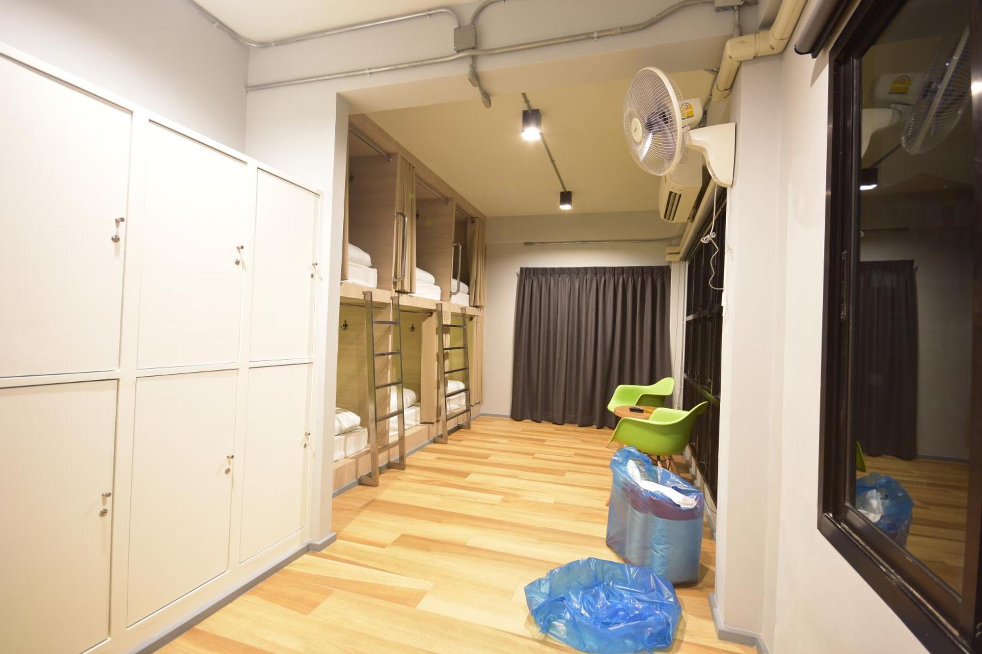 Bangkok Silom Chat Box Hostel Exterior photo